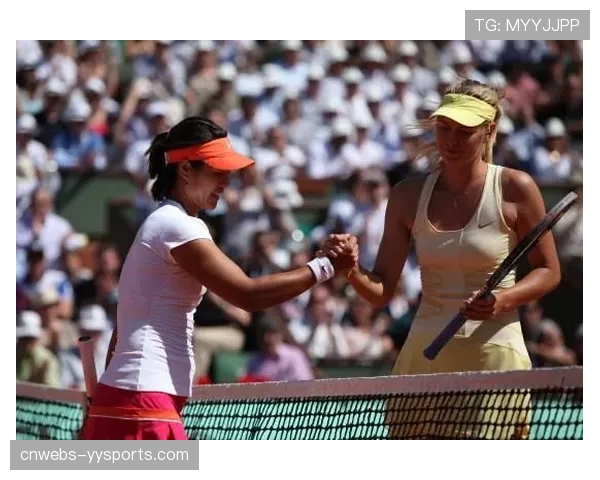 后台花絮:冠军与挑战者赛前在选手通道简短握手致意